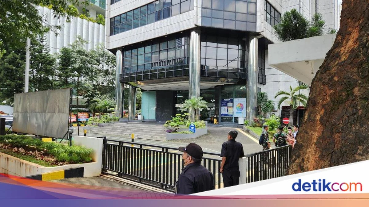 Kejagung Tahan Mantan Anggota Ombudsman Yeka Hendra Fatika