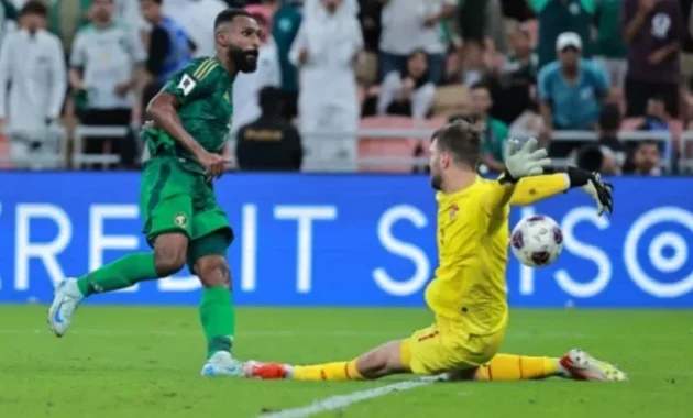 Kepanikan di Ajax: Kritik Tajam pada Maarten Paes dan Sinyal Perombakan Besar Musim Depan