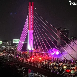 Konvoi juara! Ribuan Bobotoh padati jalanan Bandung, jembatan layang Pasupati memutih dan merah