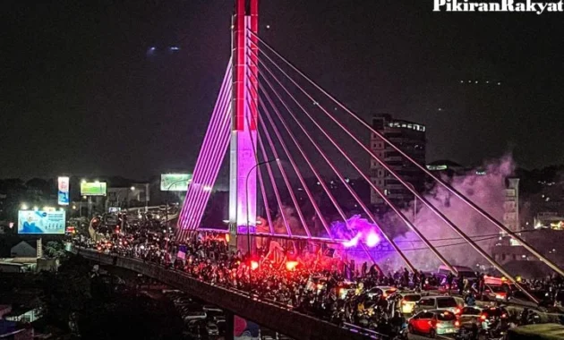 Konvoi juara! Ribuan Bobotoh padati jalanan Bandung, jembatan layang Pasupati memutih dan merah