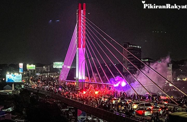 Konvoi juara! Ribuan Bobotoh padati jalanan Bandung, jembatan layang Pasupati memutih dan merah