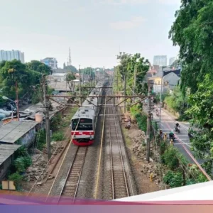 KRL Green Line Alami Gangguan Akibat Percikan Api, Harga Solar Naik Lagi