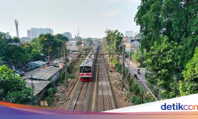KRL Green Line Alami Gangguan Akibat Percikan Api, Harga Solar Naik Lagi