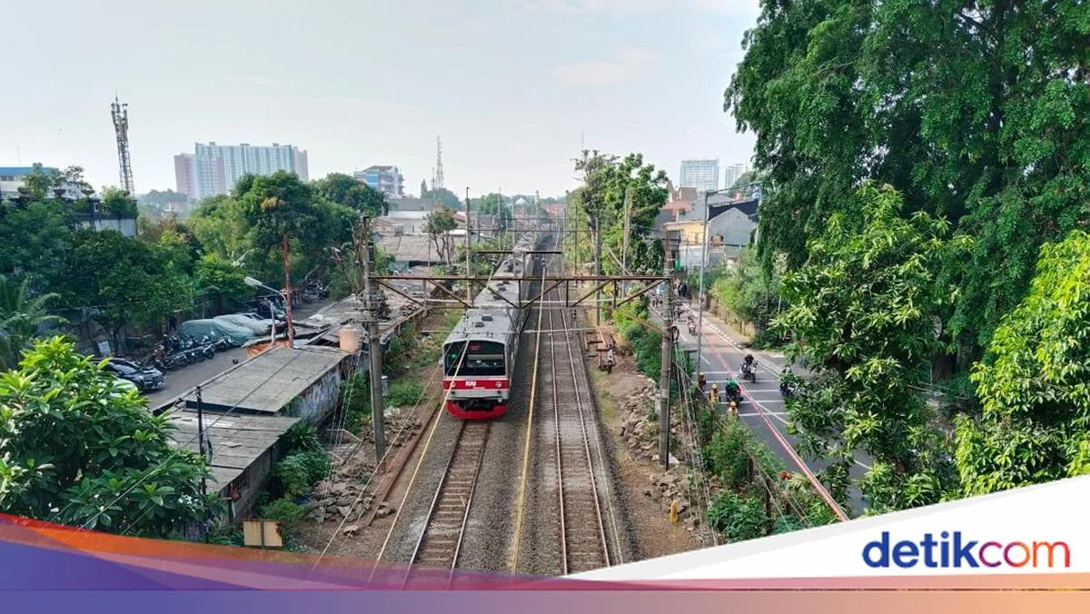 KRL Green Line Alami Gangguan Akibat Percikan Api, Harga Solar Naik Lagi