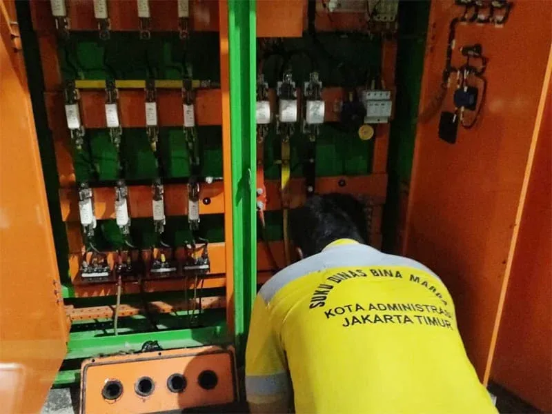 Lampu Jalan Rawamangun Kembali Menyala: Upaya Cepat Atasi Pemadaman Akibat Pencurian Panel Listrik