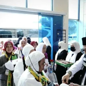 Layani Tamu Allah! Petugas Haji Sigap Urus Koper Jemaah Haji yang Tiba di Makkah