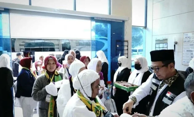 Layani Tamu Allah! Petugas Haji Sigap Urus Koper Jemaah Haji yang Tiba di Makkah