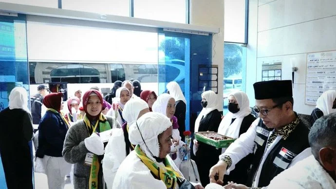 Layani Tamu Allah! Petugas Haji Sigap Urus Koper Jemaah Haji yang Tiba di Makkah