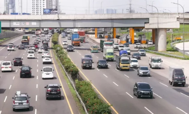 Lonjakan Arus Mudik Libur Panjang Tembus 196 Ribu Kendaraan, Arah Trans Jawa Paling Padat Lonjakan Arus Mudik Libur Panjang Tembus 196 Ribu Kendaraan, Arah Trans Jawa Paling Padat