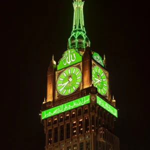 Magisnya Senja Makkah, Lampu Hijau Clock Tower Sambut Bulan Zulhijjah
