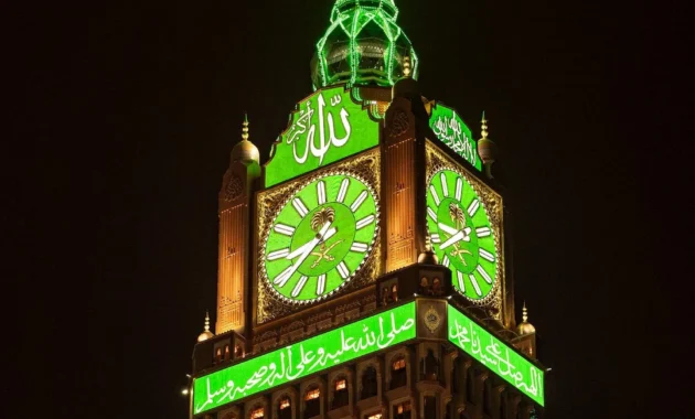 Magisnya Senja Makkah, Lampu Hijau Clock Tower Sambut Bulan Zulhijjah