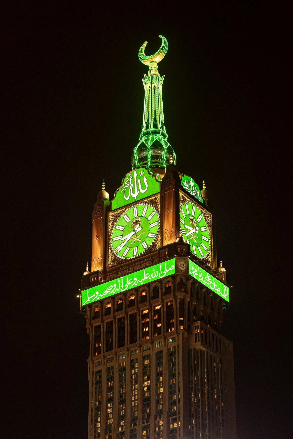 Magisnya Senja Makkah, Lampu Hijau Clock Tower Sambut Bulan Zulhijjah