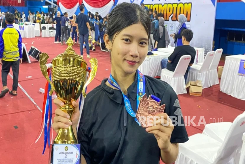 Mahasiswa UBSI Anita Tri Ariani Putri Raih Juara 3 Kyourugi Senior di Pancasila Cup 2