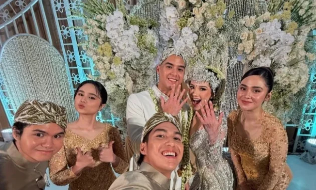 Makeup Flawless & Ponytail Sleek Syifa Hadju dan Alyssa Jadi Perbincangan Viral di Siraman Pernikahan Makeup Flawless & Ponytail Sleek Syifa Hadju dan Alyssa Jadi Perbincangan Viral di Siraman Pernikahan