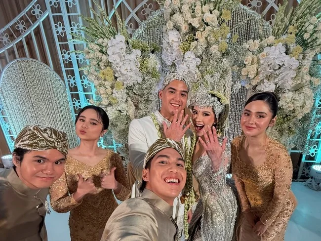 Makeup Flawless & Ponytail Sleek Syifa Hadju dan Alyssa Jadi Perbincangan Viral di Siraman Pernikahan