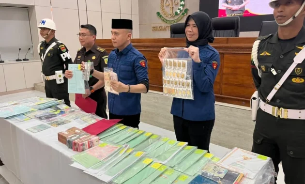 Mantan Gubernur Lampung Arinal Djunaidi Jadi Sorotan: Resmi Tersangka Korupsi Rp 271 Miliar & Hadirkan Pakar Hukum di Sidang Praperadilan Mantan Gubernur Lampung Arinal Djunaidi Jadi Sorotan: Resmi Tersangka Korupsi Rp 271 Miliar & Hadirkan Pakar Hukum di Sidang Praperadilan