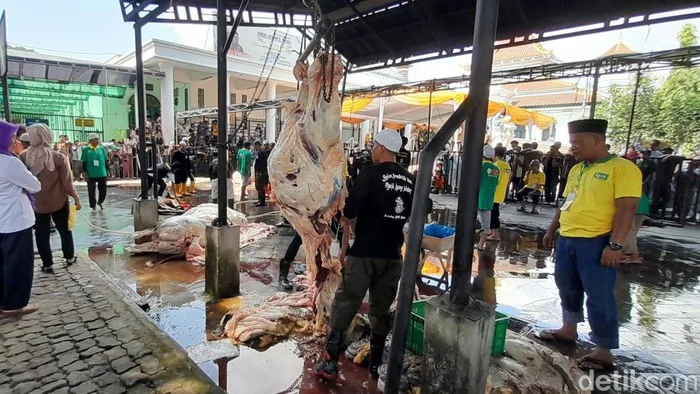 Masjid At‑Taqwa Palmerah Distribusikan 1.500 Paket Daging Kurban untuk Warga