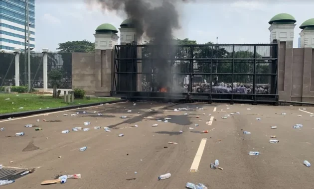 Massa Demo di Depan Gedung DPR, Bakar Ban hingga Singgung Ketua Buruh jadi Menteri