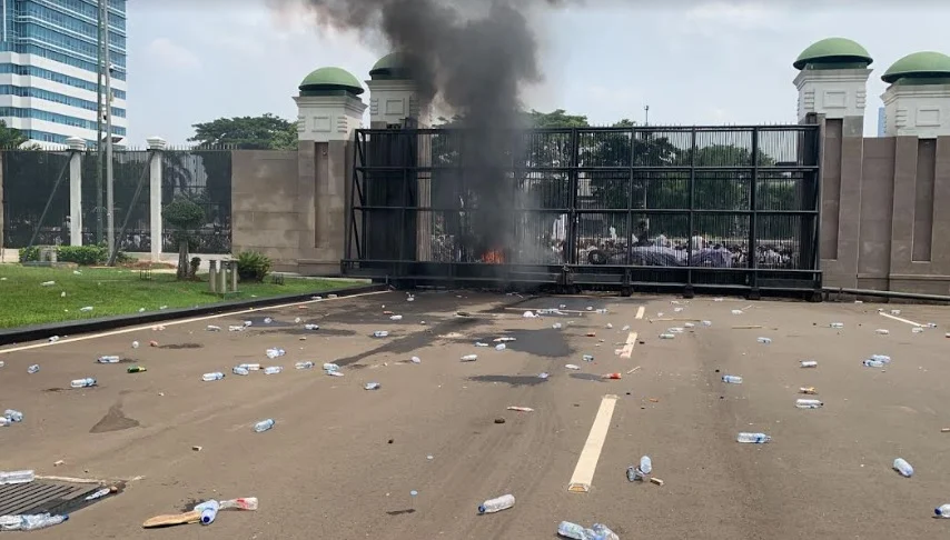 Massa Demo di Depan Gedung DPR, Bakar Ban hingga Singgung Ketua Buruh jadi Menteri
