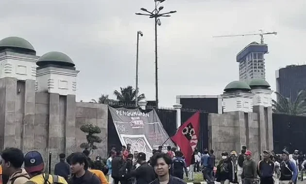 May Day 2026: Massa Buruh dan Mahasiswa Bubarkan Diri dari Gedung DPR RI