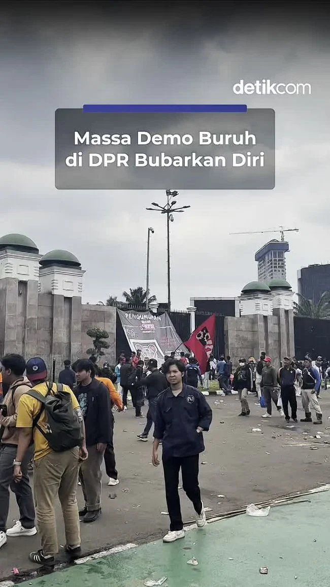 May Day 2026: Massa Buruh dan Mahasiswa Bubarkan Diri dari Gedung DPR RI