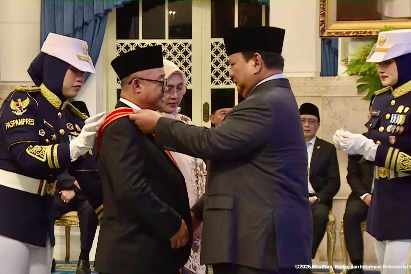 Mendikdasmen Terima Surat dari Nusa Tenggara Timur untuk Presiden Prabowo
