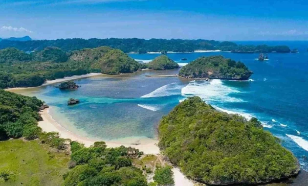 Mengintip Keindahan Pantai Teluk Asmara, Destinasi Wisata di Kabupaten Malang Mengintip Keindahan Pantai Teluk Asmara, Destinasi Wisata di Kabupaten Malang