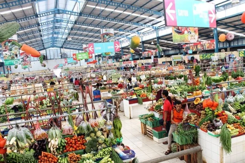 Menjahit Kembali Nadi Perdagangan: Upaya Revitalisasi Pasar Tradisional di Indonesia