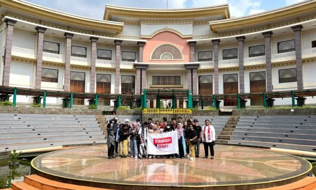 Menyusuri Jejak 4 Jam di Gerbong: Erlangga Raih Mimpi Profesional di Persebaya Academy