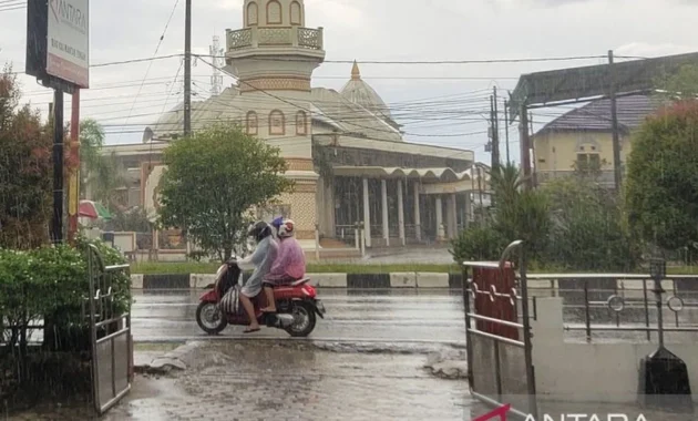 Minggu, BMKG: Sebagian kota besar RI bakal diguyur hujan ringan