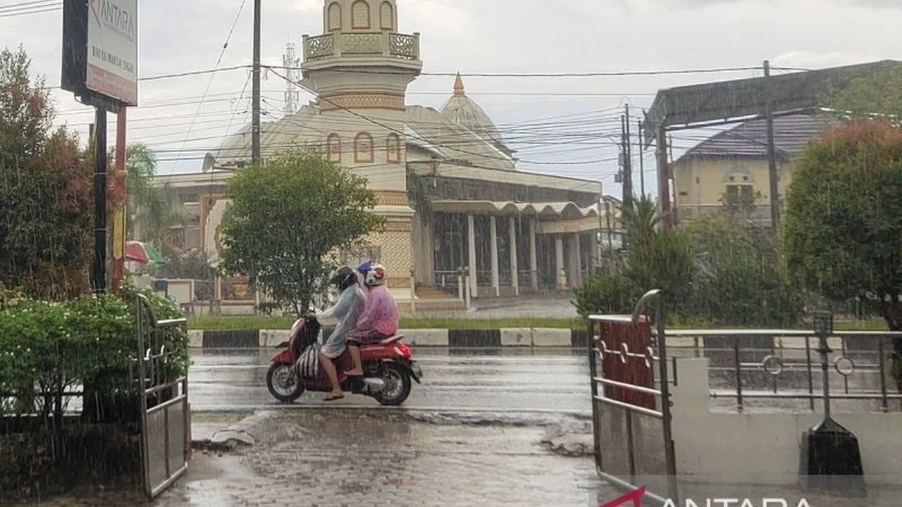 Minggu, BMKG: Sebagian kota besar RI bakal diguyur hujan ringan