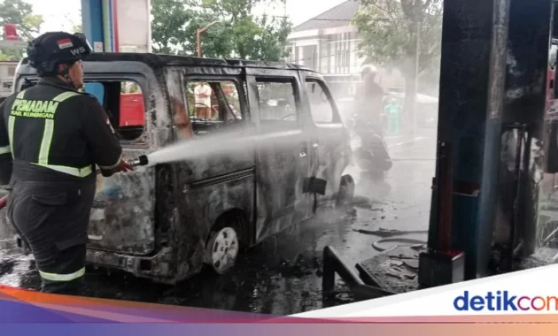 Minibus B 1342 CKV Terbakar di Jalan Kembangan Raya, Jeriken Bensin Ditemukan