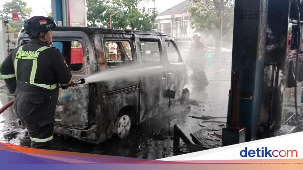 Minibus B 1342 CKV Terbakar di Jalan Kembangan Raya, Jeriken Bensin Ditemukan