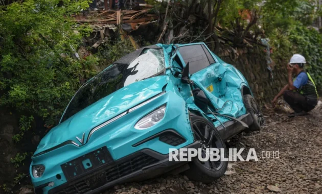 Misteri Roda Gigi Mobil Taksi Green Berubah Jadi Posisi 'Parkir' Sebelum Tabrakan KRL Bekasi