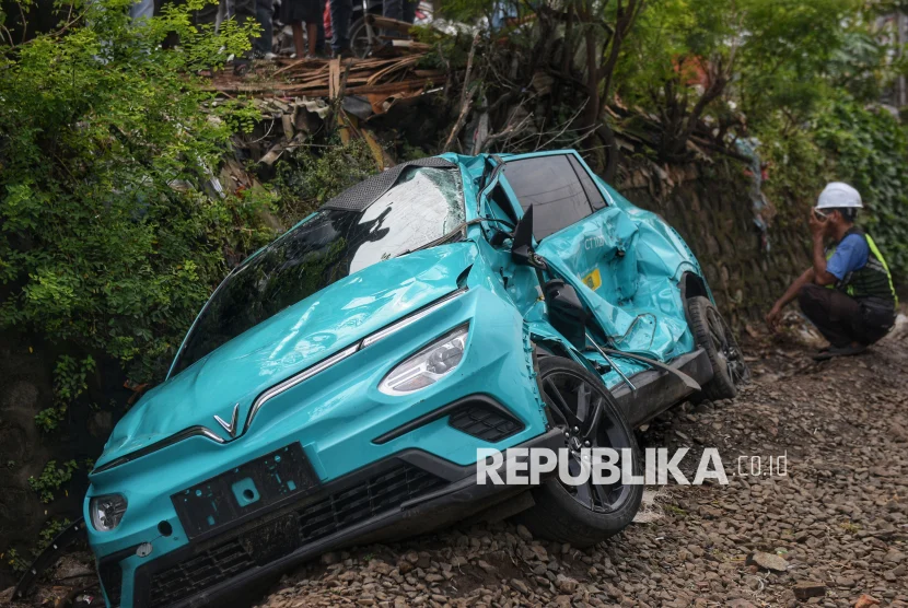 Misteri Roda Gigi Mobil Taksi Green Berubah Jadi Posisi 'Parkir' Sebelum Tabrakan KRL Bekasi