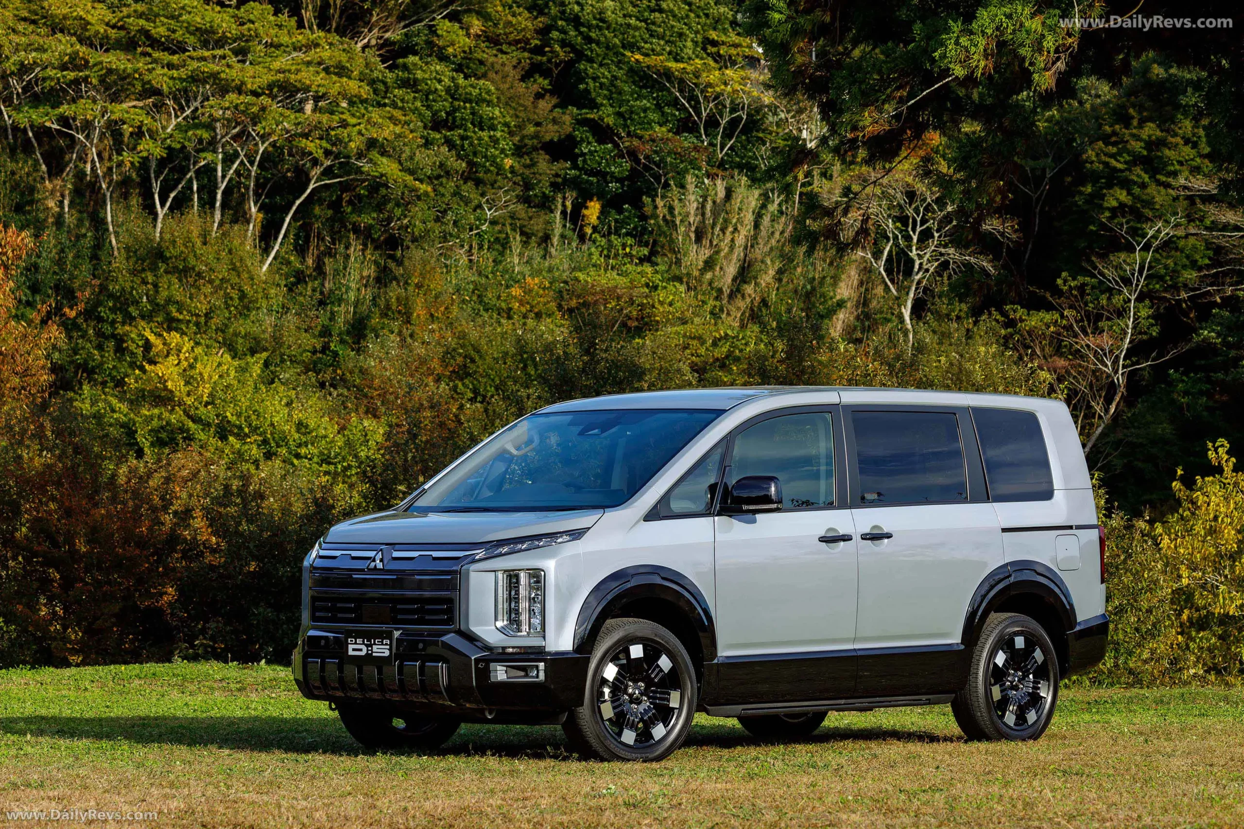 Mitsubishi Delica D:5 2026 Meluncur: Minivan Off‑Road Tangguh Siap Pakai PHEV & S‑AWC, Tantang MPV Listrik China!
