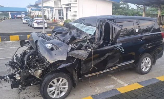 Mobil Rombongan Anggota DPR RI Gus Hilman Kecelakaan di Tol Pasuruan‑Probolinggo, 2 Staf Tewas di Tempat Mobil Rombongan Anggota DPR RI Gus Hilman Kecelakaan di Tol Pasuruan‑Probolinggo, 2 Staf Tewas di Tempat