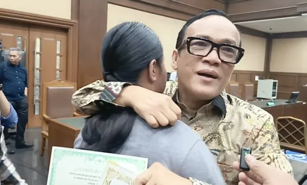 Momen Haru Noel Peluk dan Cium Putrinya usai Sidang: Semoga Ikuti Bapaknya Jadi Pejuang