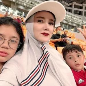 Mulan Jameela Kejutan Ultah Rafly Aziz di Lapangan Futsal, Ahmad Dhani & Safeea Ikut Meriahkan Momen Keluarga