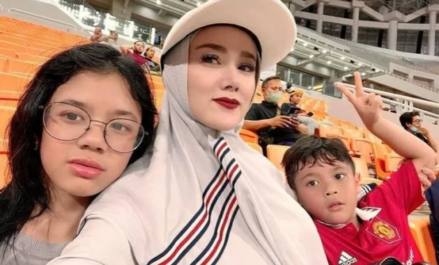 Mulan Jameela Kejutan Ultah Rafly Aziz di Lapangan Futsal, Ahmad Dhani & Safeea Ikut Meriahkan Momen Keluarga
