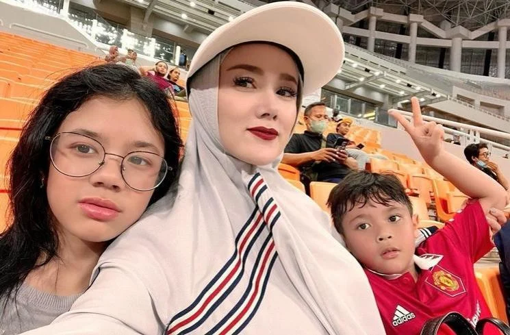 Mulan Jameela Kejutan Ultah Rafly Aziz di Lapangan Futsal, Ahmad Dhani & Safeea Ikut Meriahkan Momen Keluarga