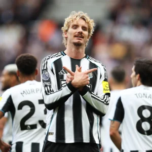 Nick Woltemade Bikin Newcastle Gemilang: Dua Gol, Emosi Trippier, dan Kontroversi VAR