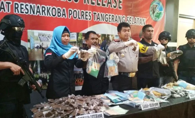 Operasi Hitungan Menit, Empat Pengedar Narkoba di Palu Dibekuk Operasi Hitungan Menit, Empat Pengedar Narkoba di Palu Dibekuk