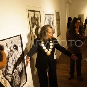 Oscar Motuloh Nilai Karya M. Adimaja dalam Pameran "Ursyalim" yang Menghadirkan Makna Spiritual
