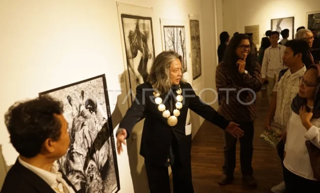 Oscar Motuloh Nilai Karya M. Adimaja dalam Pameran "Ursyalim" yang Menghadirkan Makna Spiritual