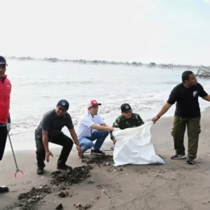 Pantai Tanjung Pasir dan Pulau Damar Dipenuhi Sampah Plastik, Riset AXA Ungkap Risiko Iklim Bagi Masyarakat Pesisir
