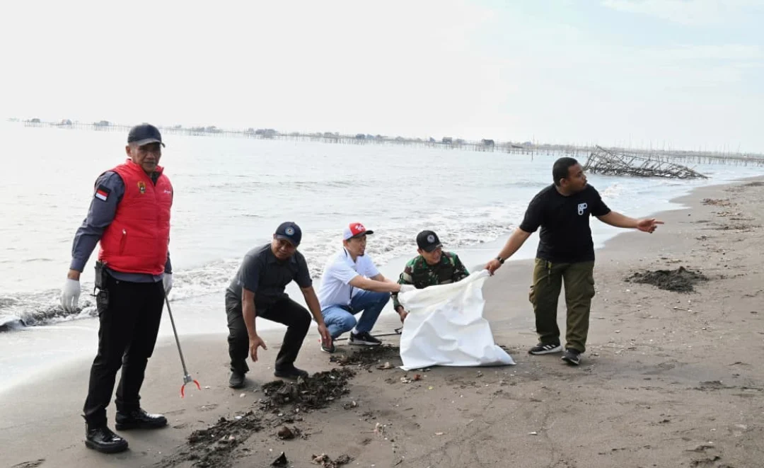 Pantai Tanjung Pasir dan Pulau Damar Dipenuhi Sampah Plastik, Riset AXA Ungkap Risiko Iklim Bagi Masyarakat Pesisir