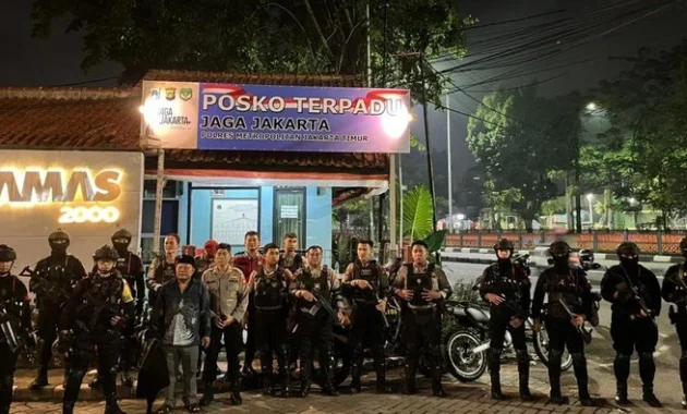 Patroli Gabungan Brimob dan Polres Metro Jakarta Selatan Sita Ratusan Pil Terlarang di Blok M Patroli Gabungan Brimob dan Polres Metro Jakarta Selatan Sita Ratusan Pil Terlarang di Blok M