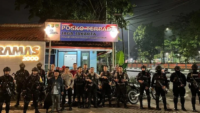 Patroli Gabungan Brimob dan Polres Metro Jakarta Selatan Sita Ratusan Pil Terlarang di Blok M