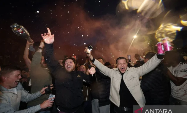 Pecah Rekor 22 Tahun! Begini Kemeriahan Fans Rayakan Gelar Juara Arsenal di Luar Emirates